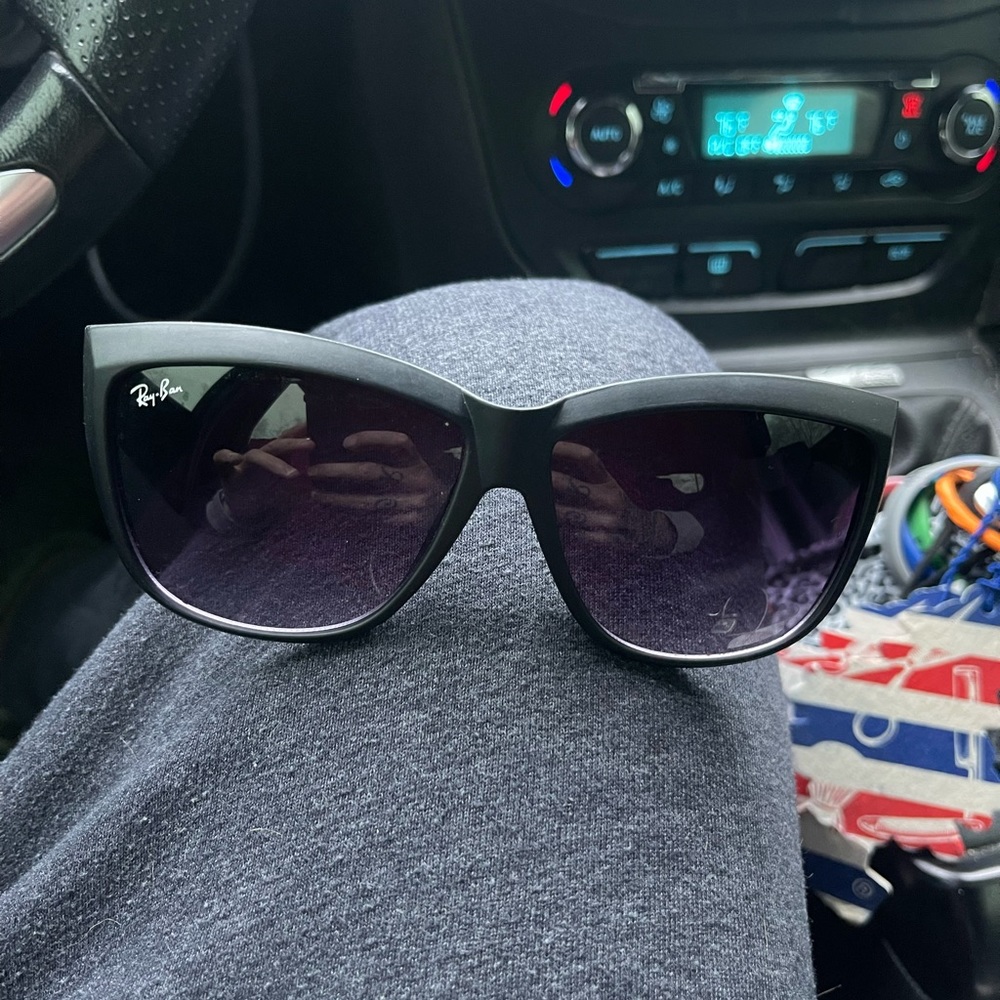 Woman’s RAY BAN matte black gold